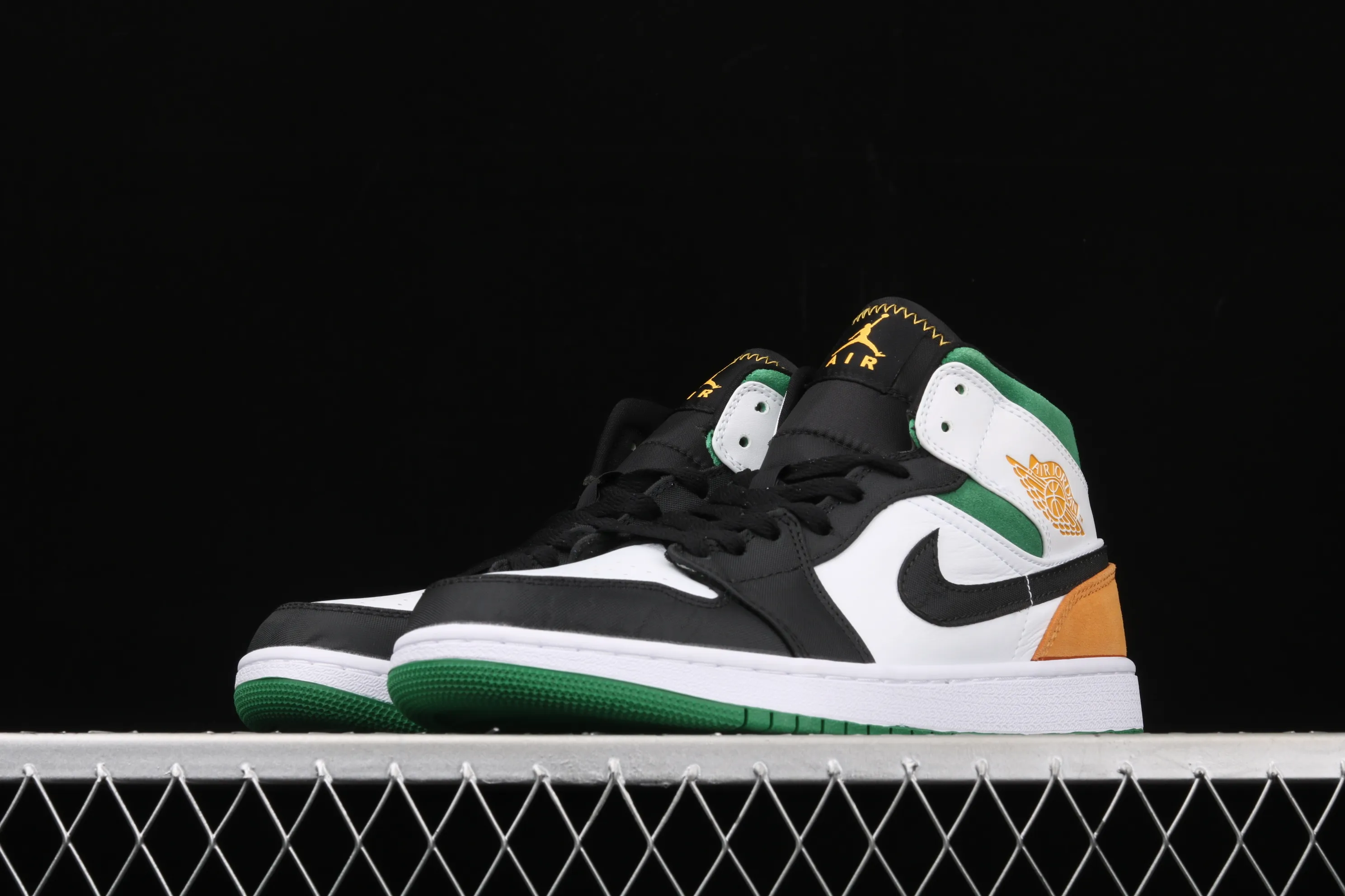 All categories Air Jordan Jordan series basketball shoes Air Jordan 1 Mid Air Jordan 1 Mid AJ1 Joe 1 mid-top gold medal color matching 852542-101